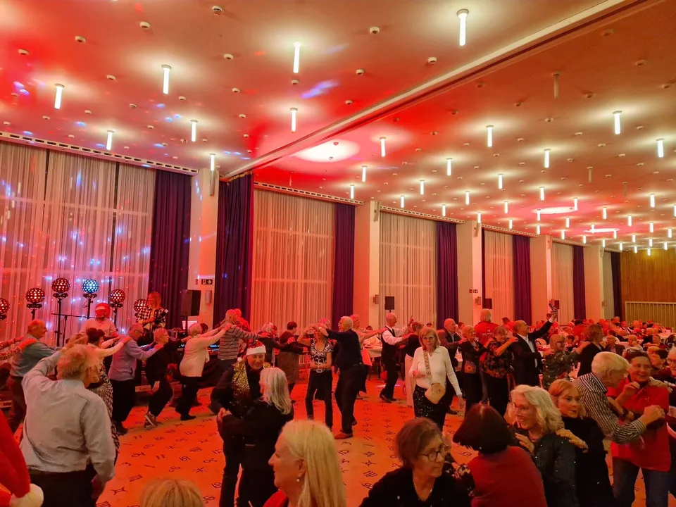 Gasten dansen samen in het Kursaal tijdens de kerstavond van 2025.